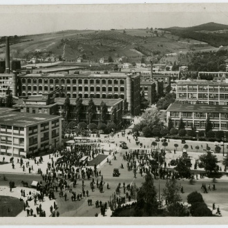 Hlavní vstup do továrny z náměstí Práce, 30. léta 20. století