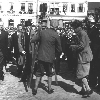 T. G. Masaryk v doprovodu T. Bati na náměstí ve Zlíně