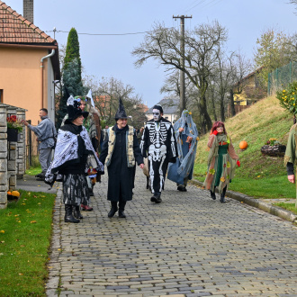 3. Průvod obcí a zvonění u jednotlivých domů. Vodění berana, Zlín-Příluky, 11. 11. 2023. Foto: O. Machálek. Fotoarchiv MJVM ve Zlíně.