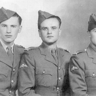 1- Poslední fotografie paraskupiny Clay-Eva před odletem z Anglie. Zprava: velitel Antonín Bartoš, šifrant Jiří Štokman a radista Čestmír Šikola. Londýn, červen 1943.