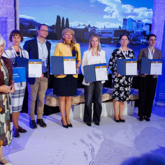 Skupina zástupců nominovaných muzeí se zakladatelkou soutěže Žiwa Award, Andrejou Rihter