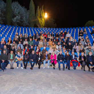 Účastníci konference na společné fotografii na vyhlídce nad nočním Trebinje.
