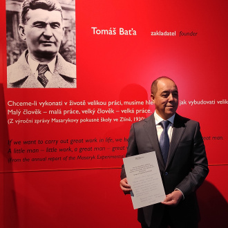 Pan hejtman Nariman Turegaliyev při srpnové návštěvě muzea ve Zlíně.