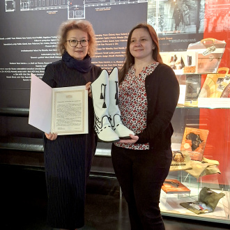 Převzetí daru v expozici Princip Baťa.