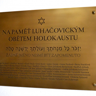 Pamětní deska v Městské knihovně, foto N. Synek