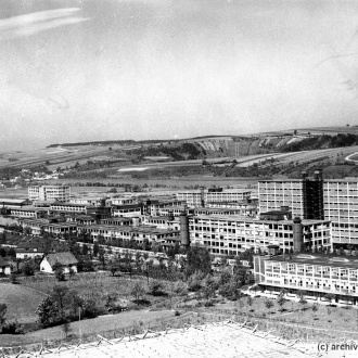 pohled na areál továrny v r. 1932 směrem k SZ
