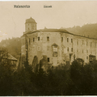 hrad ve 30. letech 20. století na dobové pohlednici