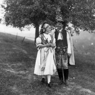 Dr.Václavík s manželkou v pozlovickém svatebním kroji, archiv MJVM ve Zlíně