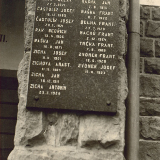 3389,53817948,,pamětní deska-pravá strana kaple Ploština